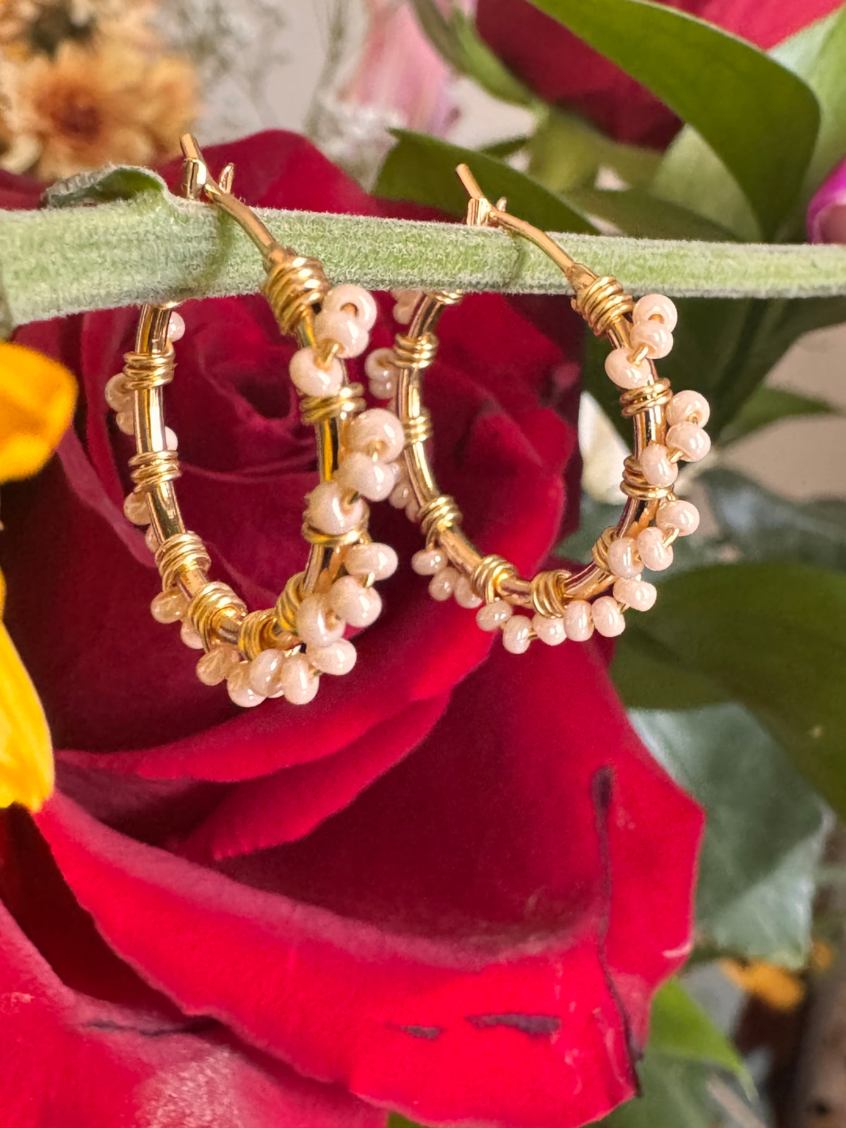 Tiny pearls earrings